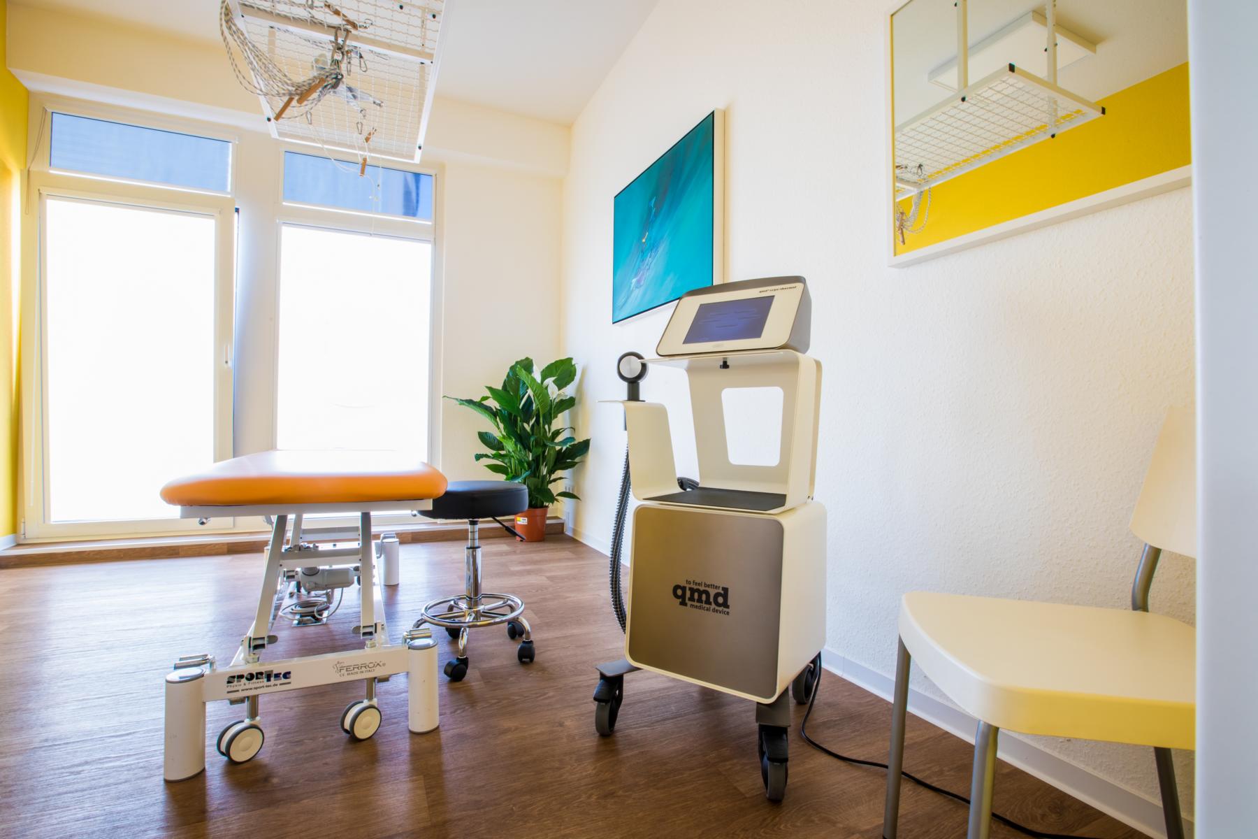 nsere Behandlugnsräume verfügen neben den klassischen Physiotherapie Geräten auch neueste Medizintechnik wie bspw. das QMD zur Behandlung diverser Beschwerden.